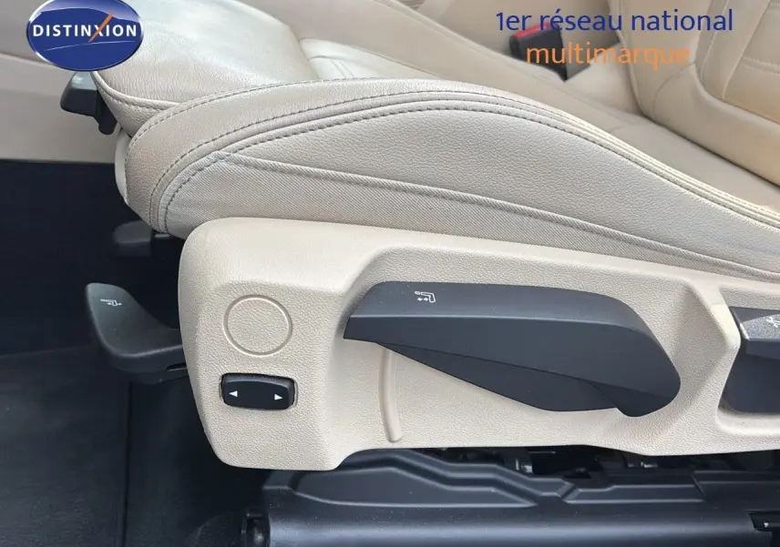 Réglage électrique des sièges en cuir beige à l'avant d'un BMW X4 XDRIVE 30D Sparkling Storm Métal.