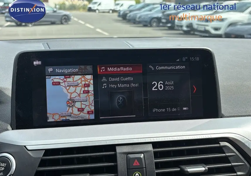 Écran central du tableau de bord du BMW X4 XDRIVE 30D 2019 affichant navigation, média et communication.