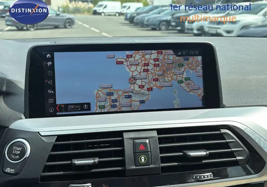 Vue intérieure du tableau de bord du BMW X4 XDRIVE 30D 2019 avec écran GPS affichant une carte routière.