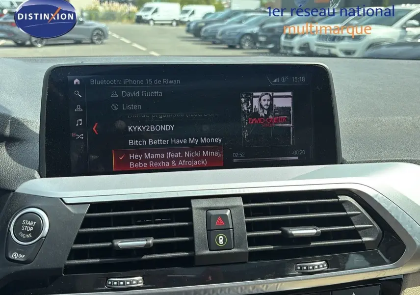 Tableau de bord intérieur d'une BMW X4 XDRIVE 30D 2019 avec écran multimédia affichant une playlist Bluetooth.