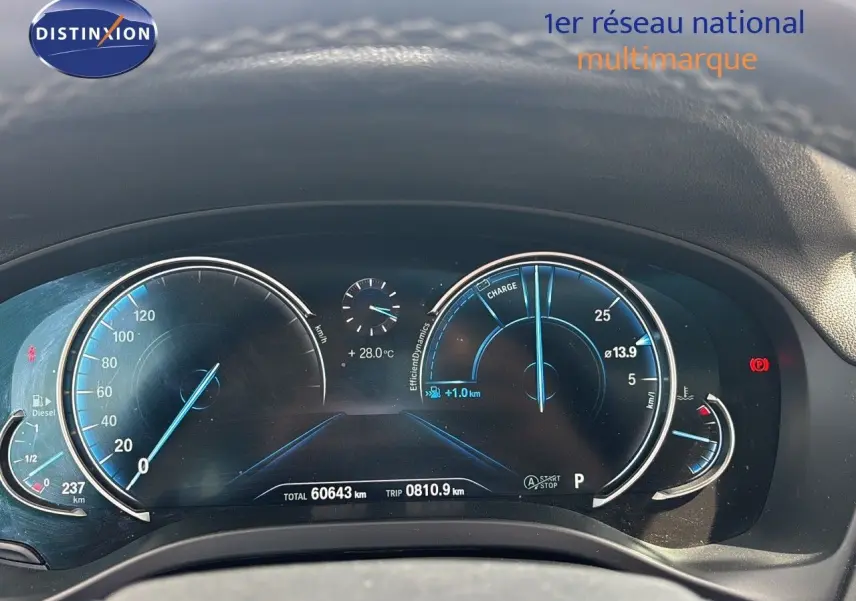 Tableau de bord numérique BMW X4 XDRIVE 30D 2019 affichant vitesse, température et autonomie en vue frontale rapprochée.