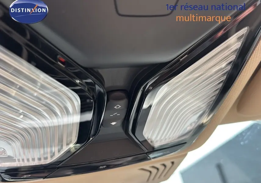 Plafonnier intérieur beige du BMW X4 XDRIVE 30D 2019, mettant en valeur les commandes d'éclairage et les détails noirs brillants.