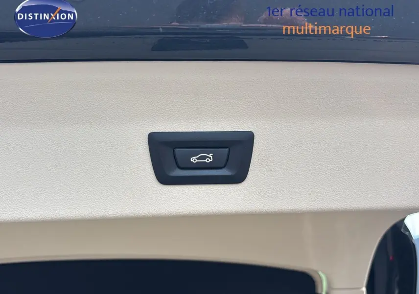 Bouton d'ouverture électrique du hayon sur intérieur beige du BMW X4 XDRIVE 30D 2019 Sparkling Storm Métal.