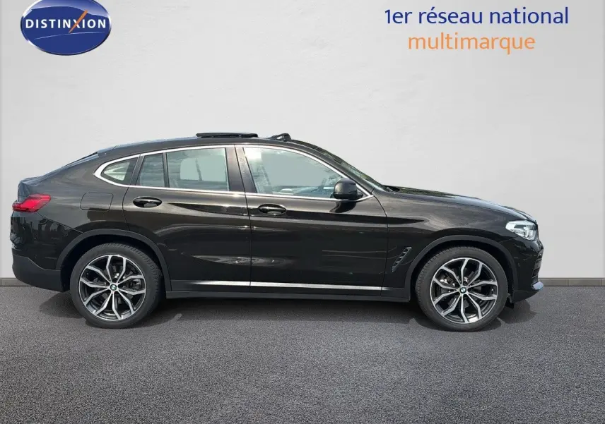 BMW X4 XDRIVE 30D noir Sparkling Storm métal, vue profil côté gauche sur fond clair, jantes alliage visibles.