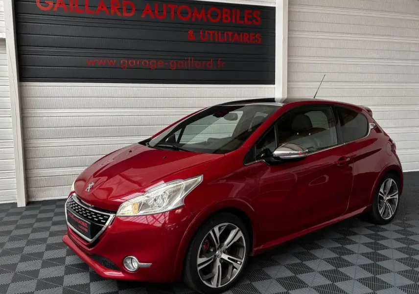 Peugeot 208 GTI rouge vue 3/4 avant droit avec toit panoramique et jantes alliage sport.