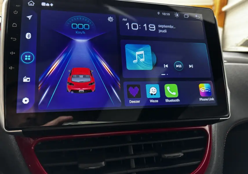 Écran tactile intérieur de la Peugeot 208 GTI rouge montrant la navigation et l'interface multimédia moderne.