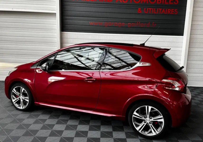 Profil droit d'une Peugeot 208 GTI rouge 2013 avec toit panoramique et jantes alliage sport.