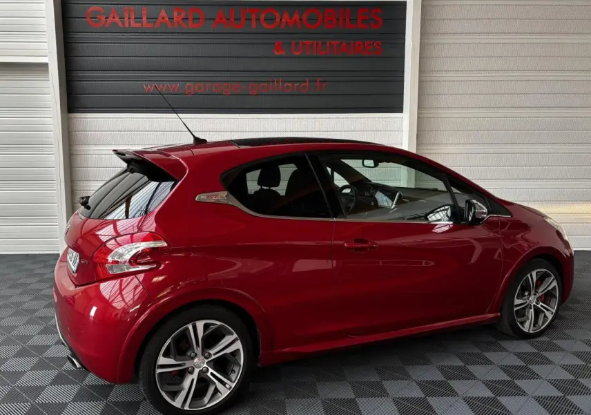 Peugeot 208 1.6 THP 200 GTI rouge vue de profil côté gauche avec toit panoramique et jantes alliage sport.