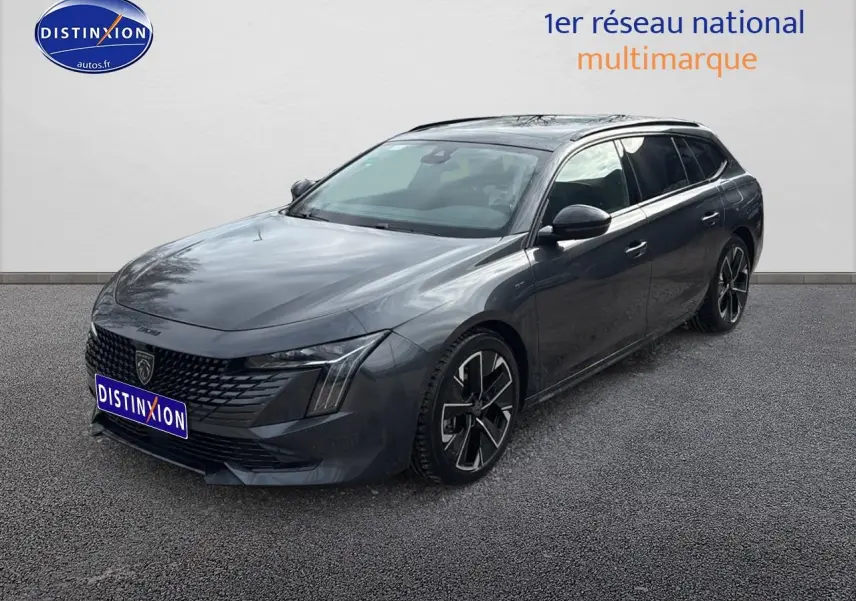 Peugeot 508 SW Hybrid gris titane vue 3/4 avant droit avec jantes alliage et calandre distinctive.