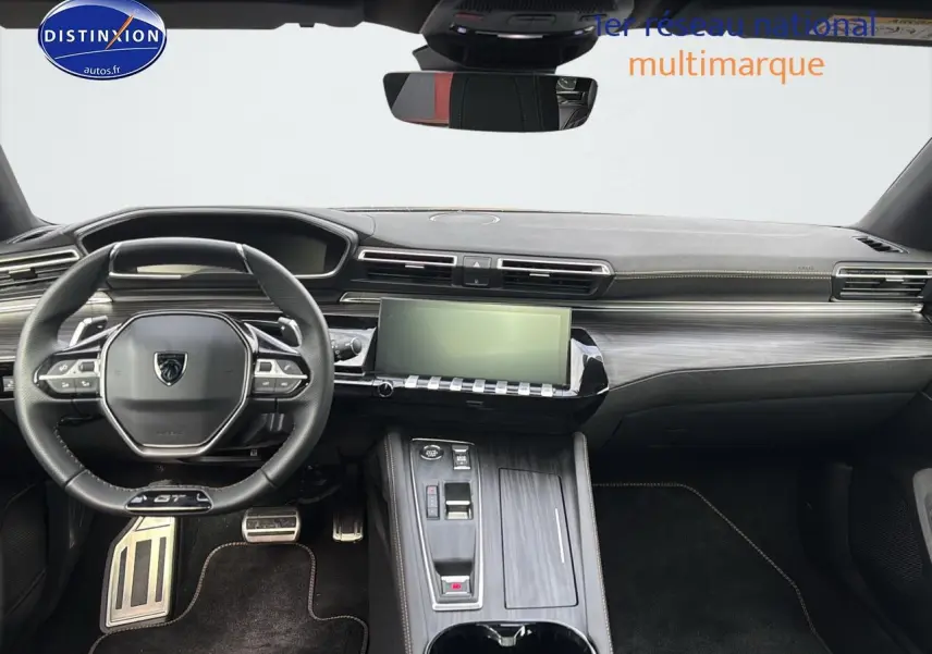 Intérieur de la Peugeot 508 SW Hybrid 225 GT 2024, vue frontale du tableau de bord avec volant cuir et écran tactile central.