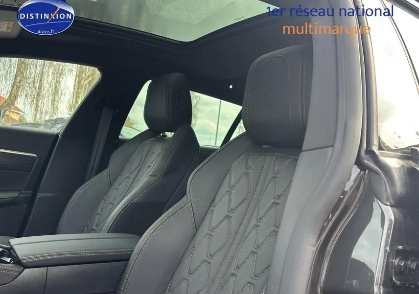 Vue intérieure côté passager avant du Peugeot 508 SW Hybrid 225 gt e-eat8 gris titane, montrant les sièges en cuir avec surpiqûres.