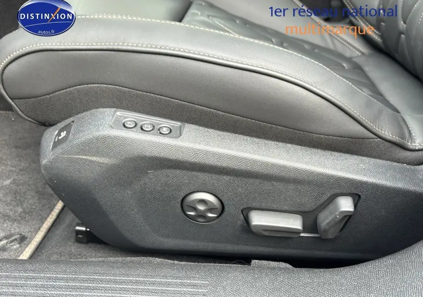 Détail des commandes de réglage électrique du siège conducteur en cuir noir de la Peugeot 508 SW gris titane.
