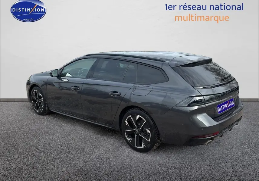Peugeot 508 SW Hybrid gris titane vue 3/4 arrière droit avec jantes alliage et vitres surteintées.