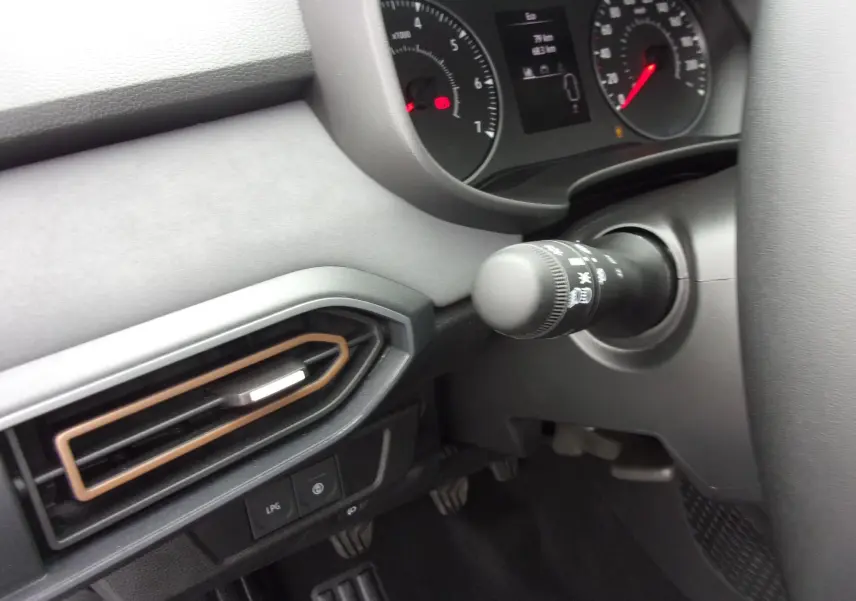 Détail du tableau de bord côté gauche du Dacia Jogger blanc 2025, avec commandes et aérateurs noirs et bronze.