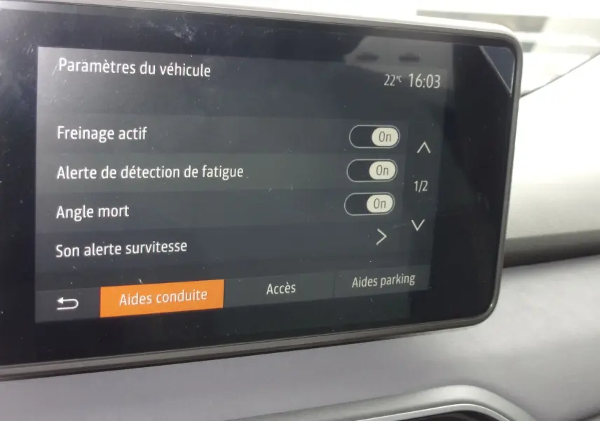 Écran tactile intérieur du Dacia Jogger 2025 affichant les paramètres d'aides à la conduite.