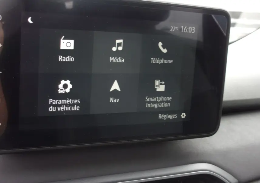 Écran tactile central du tableau de bord du Dacia Jogger 2025 affichant les options radio, média, téléphone et navigation.