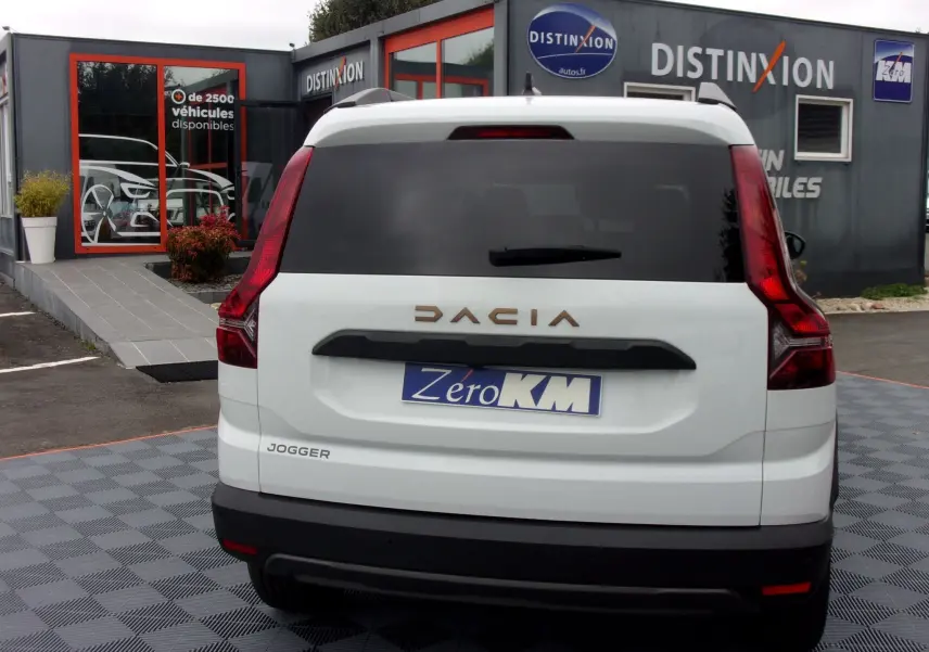 Vue arrière d'un Dacia Jogger blanc 2025 avec feux arrière verticaux et logo distinctif sur le hayon.