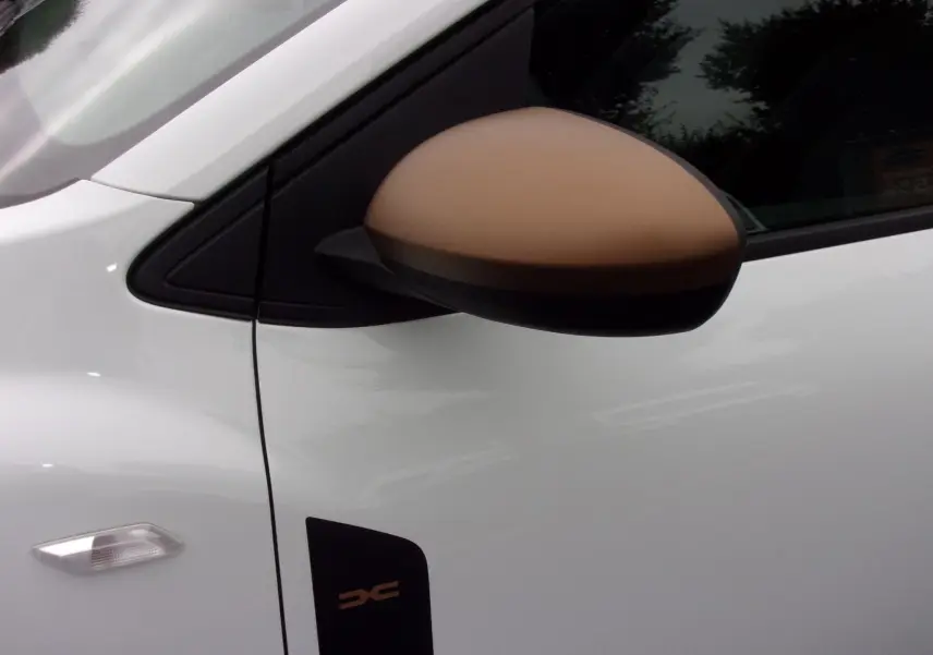 Gros plan sur le rétroviseur marron côté gauche d'une Dacia Jogger blanc 2025 version ECO-G 100 7 PL EXTREME +