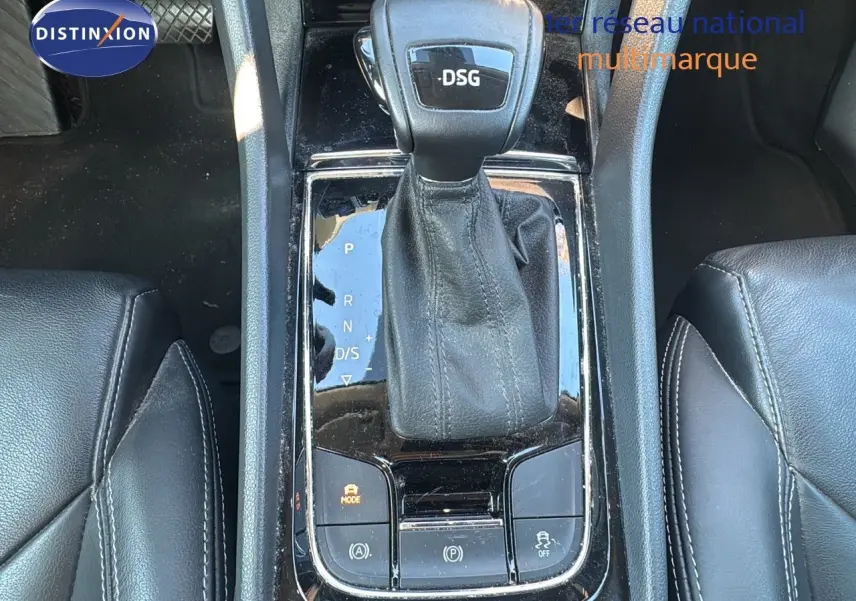 Vue rapprochée de la console centrale du Skoda Kodiaq blanc 2018, mettant en valeur le levier de vitesse DSG et les sièges cuir noirs.