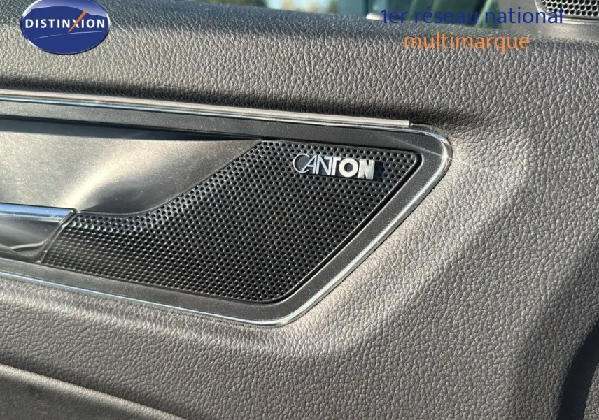 Gros plan sur l'enceinte Canton intégrée dans la porte intérieure d'un Skoda Kodiaq blanc 2018.