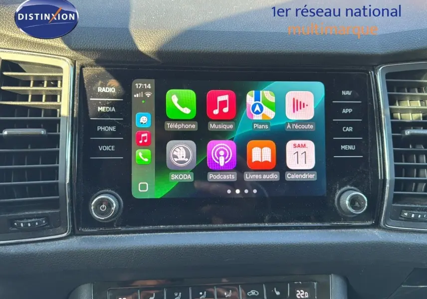 Écran tactile central du tableau de bord du Skoda Kodiaq 2018 affichant les applications connectées, entouré d'aérations noires.
