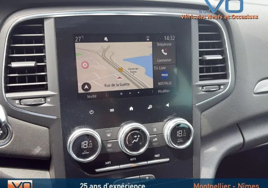 Vue rapprochée du tableau de bord de la Renault Mégane IV gris foncé, avec écran tactile et commandes de climatisation.