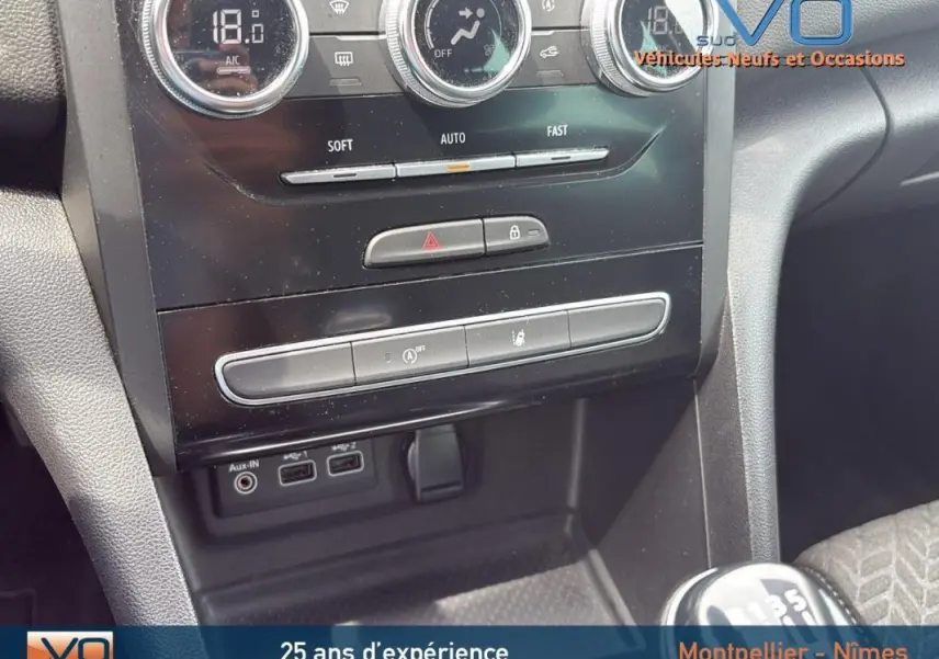 Vue rapprochée de la console centrale et du levier de vitesse manuel d'une Renault Mégane IV gris foncé, 2021.