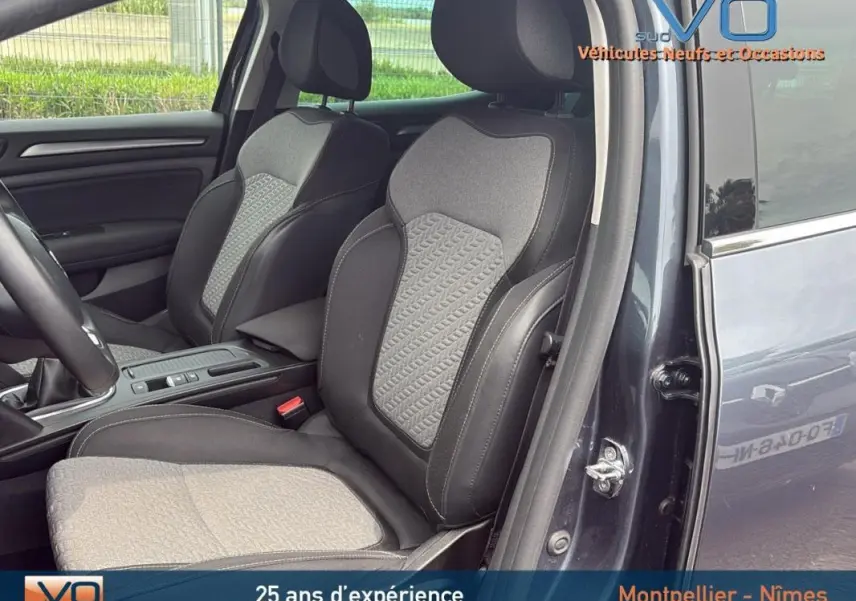 Intérieur de la Renault Mégane IV Berline gris foncé, vue côté avant droit sur les sièges avant en tissu bicolore.