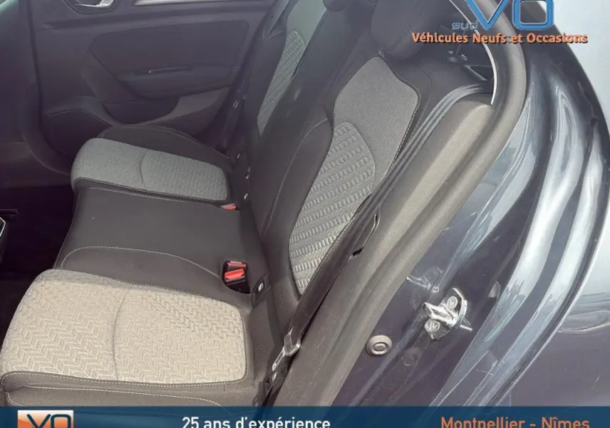 Vue côté droit sur les sièges arrière gris clair et foncé de la Renault Mégane IV Berline Blue dCi 115 Limited 2021.