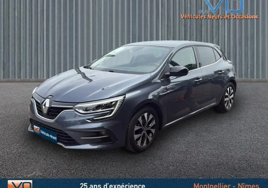 Renault Mégane IV Berline gris foncé vue 3/4 avant droit, avec jantes alliage et phares LED caractéristiques.