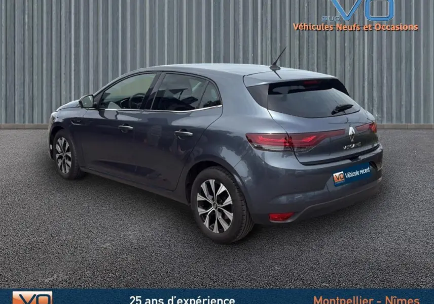 Renault Mégane IV Berline gris foncé vue 3/4 arrière droit, jantes alliage 16 pouces et feux arrière LED visibles.