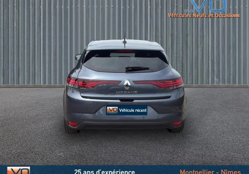 Vue arrière d'une Renault Mégane IV Berline gris foncé 2021 avec feux arrière LED et lunette arrière teintée.