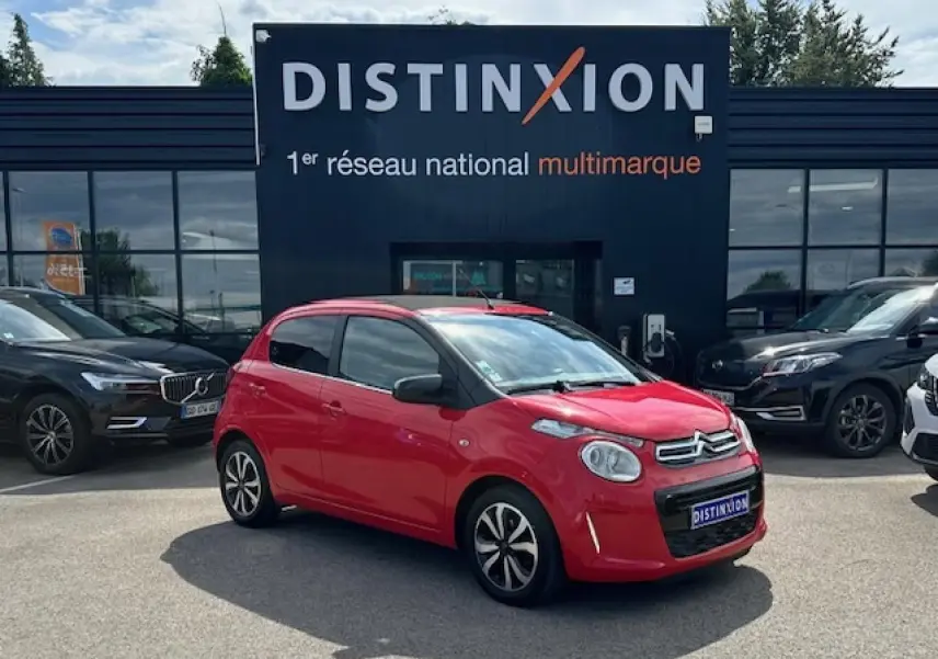 Citroën C1 rouge Scarlet vue 3/4 avant droit avec jantes alliage et toit ouvrant toile noir