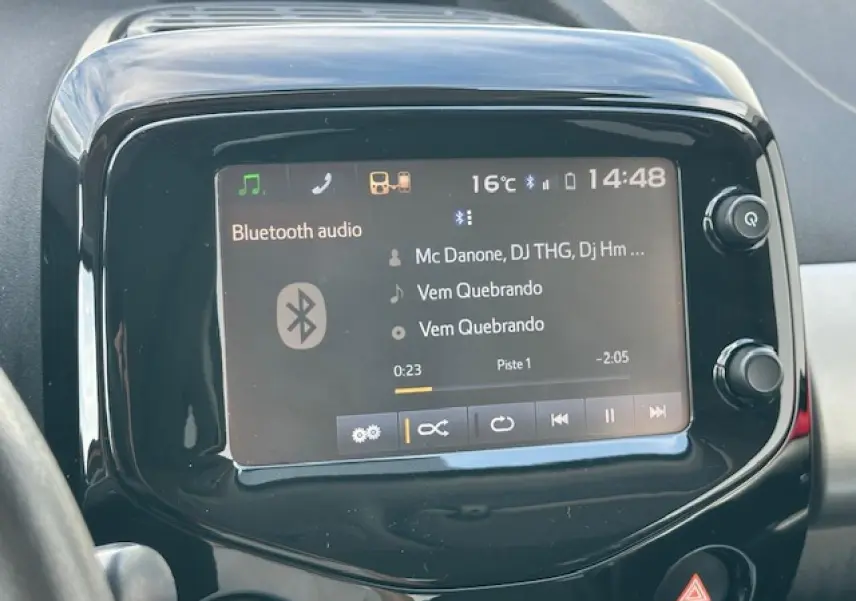 Écran tactile central de la Citroën C1 Rouge Scarlet 2014 affichant la musique Bluetooth en cours de lecture.