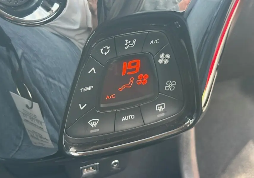 Panneau de commande de la climatisation automatique affichant 19°C dans une Citroën C1 rouge Scarlet de 2014.