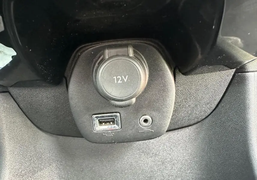 Prise 12V, port USB et entrée audio sur la console centrale intérieure de la Citroën C1 rouge Scarlet 2014