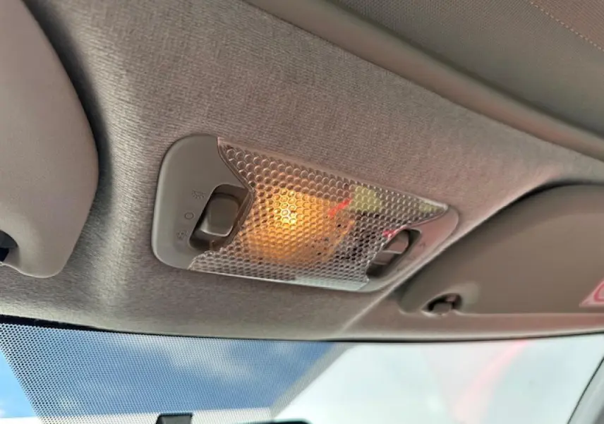 Plafonnier intérieur allumé vu de dessous dans une Citroën C1 rouge Scarlet de 2014