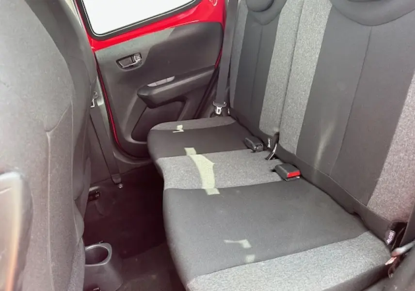 Banquette arrière bicolore gris et noir de la Citroën C1 rouge Scarlet, vue côté droit avec porte ouverte.