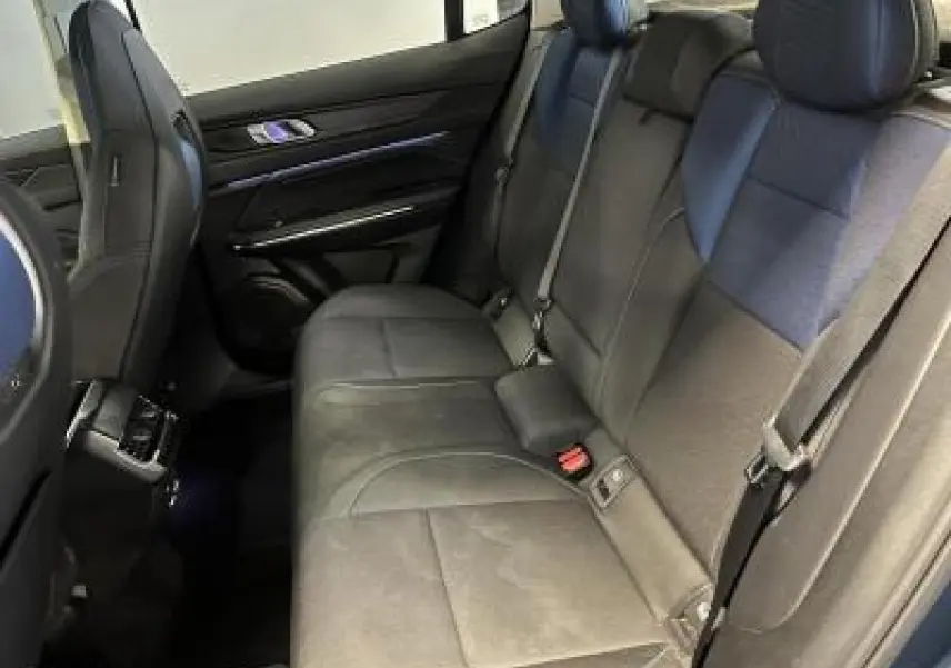 Banquette arrière en tissu gris vue côté gauche dans le LYNK & CO 01 hybride bleu 2022.