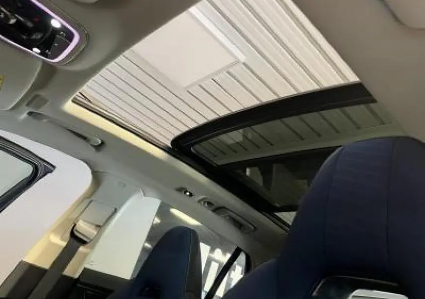 Vue intérieure du toit panoramique et des sièges avant bleu foncé du Lynk & Co 01 hybride 2022.