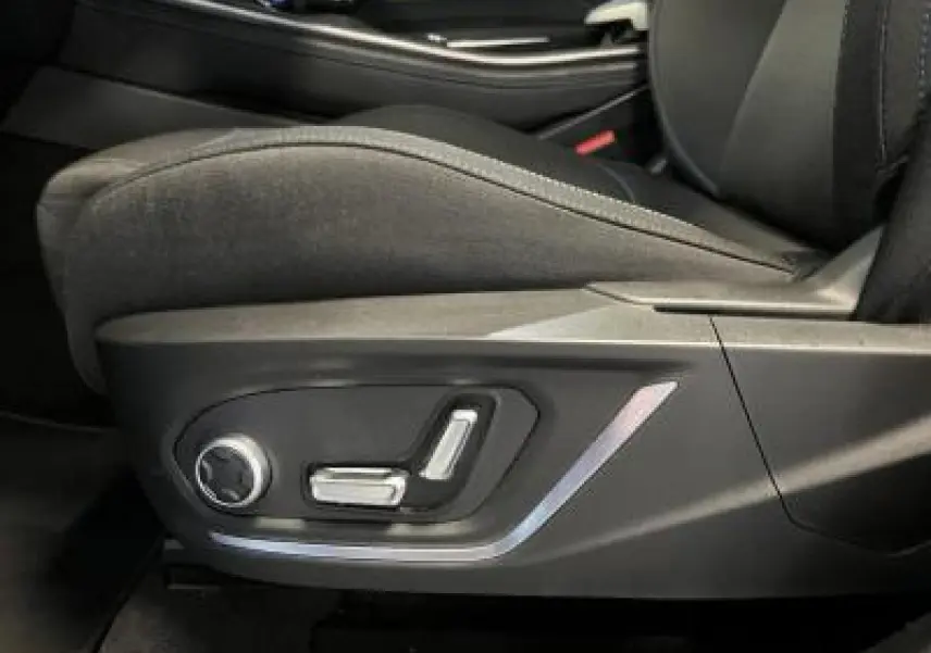 Gros plan sur les commandes électriques du siège conducteur en tissu noir du Lynk & Co 01 bleu 2022.