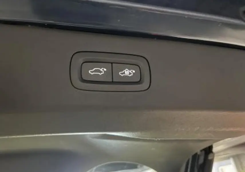 Boutons d'ouverture et de fermeture électrique du coffre sur le hayon intérieur d'un LYNK & CO 01 bleu hybride.