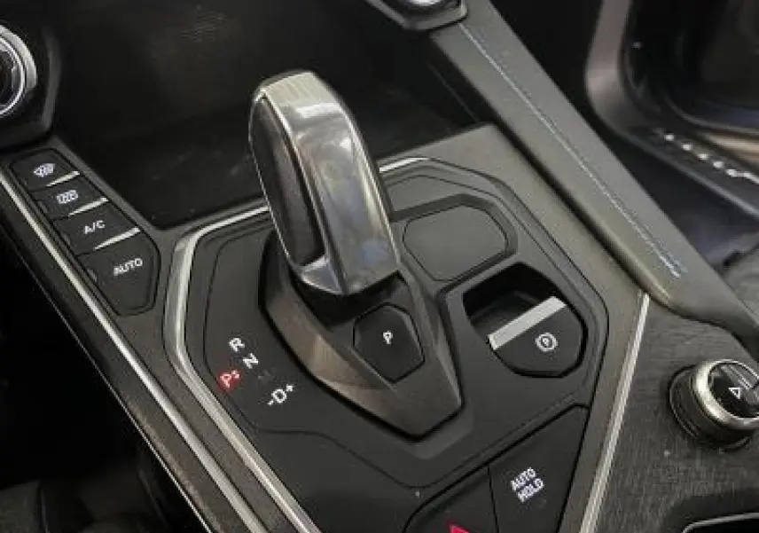 Le levier de vitesse automatique noir et gris du Lynk & Co 01 hybride, vu en gros plan côté console centrale.