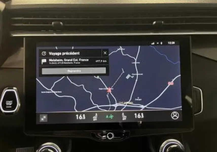 Écran tactile central du tableau de bord du Lynk & Co 01 bleu, affichant la navigation GPS en mode nuit.