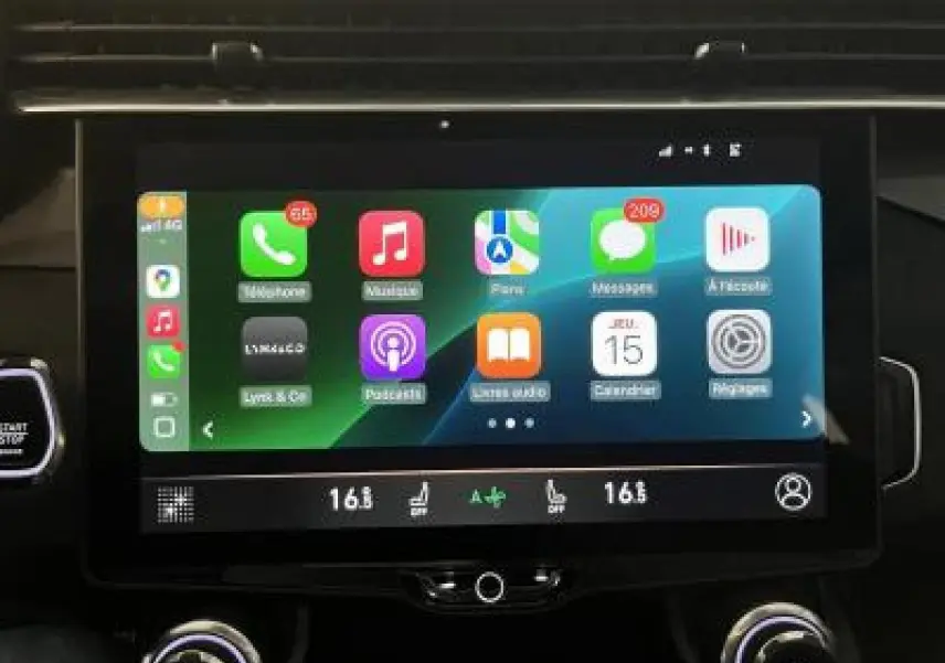 Écran tactile central affichant Apple CarPlay dans le tableau de bord du Lynk & Co 01 hybride 2022.