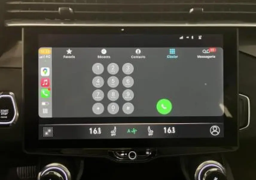 Écran tactile central affichant le clavier téléphonique dans l'habitacle du Lynk & Co 01 hybride 2022.