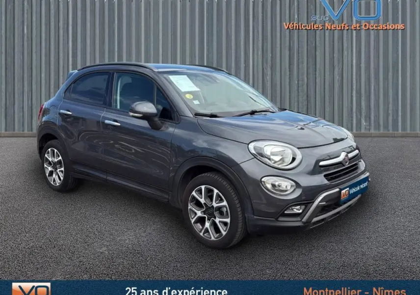 Vue 3/4 avant d'une FIAT 500X gris anthracite avec jantes alliage 17 pouces et phares antibrouillard visibles.