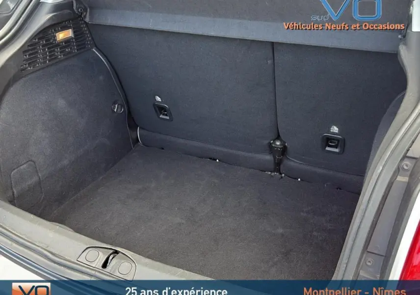 Coffre ouvert de la FIAT 500X gris anthracite montrant l'espace de chargement arrière propre et dégagé.