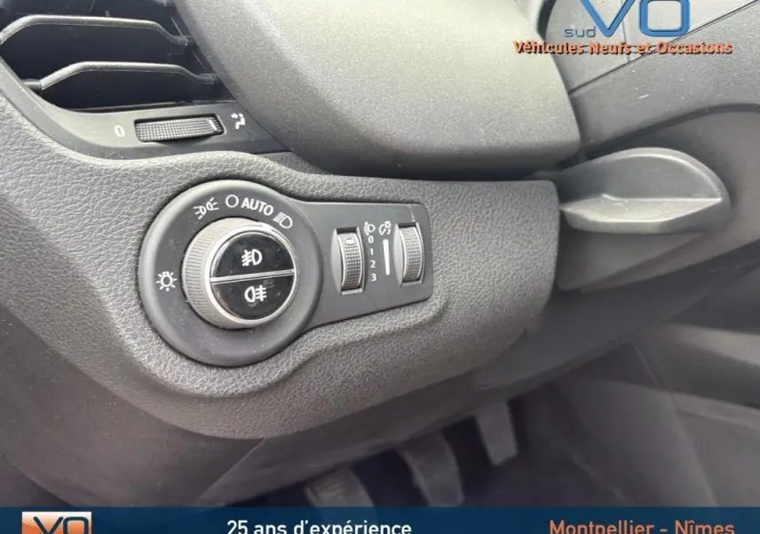 Gros plan sur la commande des phares et réglages d’éclairage du tableau de bord du Fiat 500X gris anthracite.