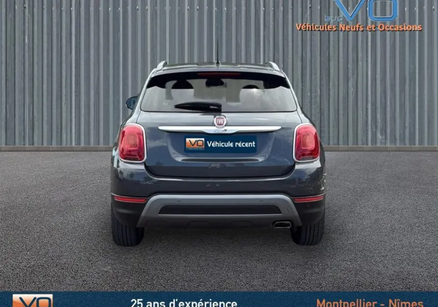 Vue arrière d'une FIAT 500X Cross gris anthracite avec feux arrière rouges et jantes alliage 17 pouces visibles.